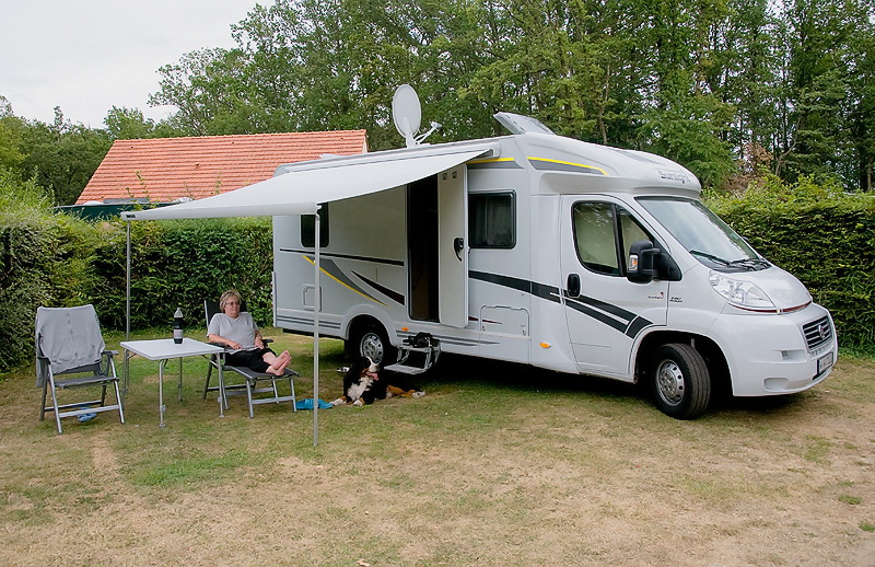 Bretagne 09-2012 D35_0296 als Smart-Objekt-1 Kopie.jpg - Der Stellplatz in Laon war eigentlich ein staatlicher Campingplatz ( Camping Municipale ) . Der lag direkt an einem See, war sehr sauber und mit 10 Euro pro Tag auch noch preiswert